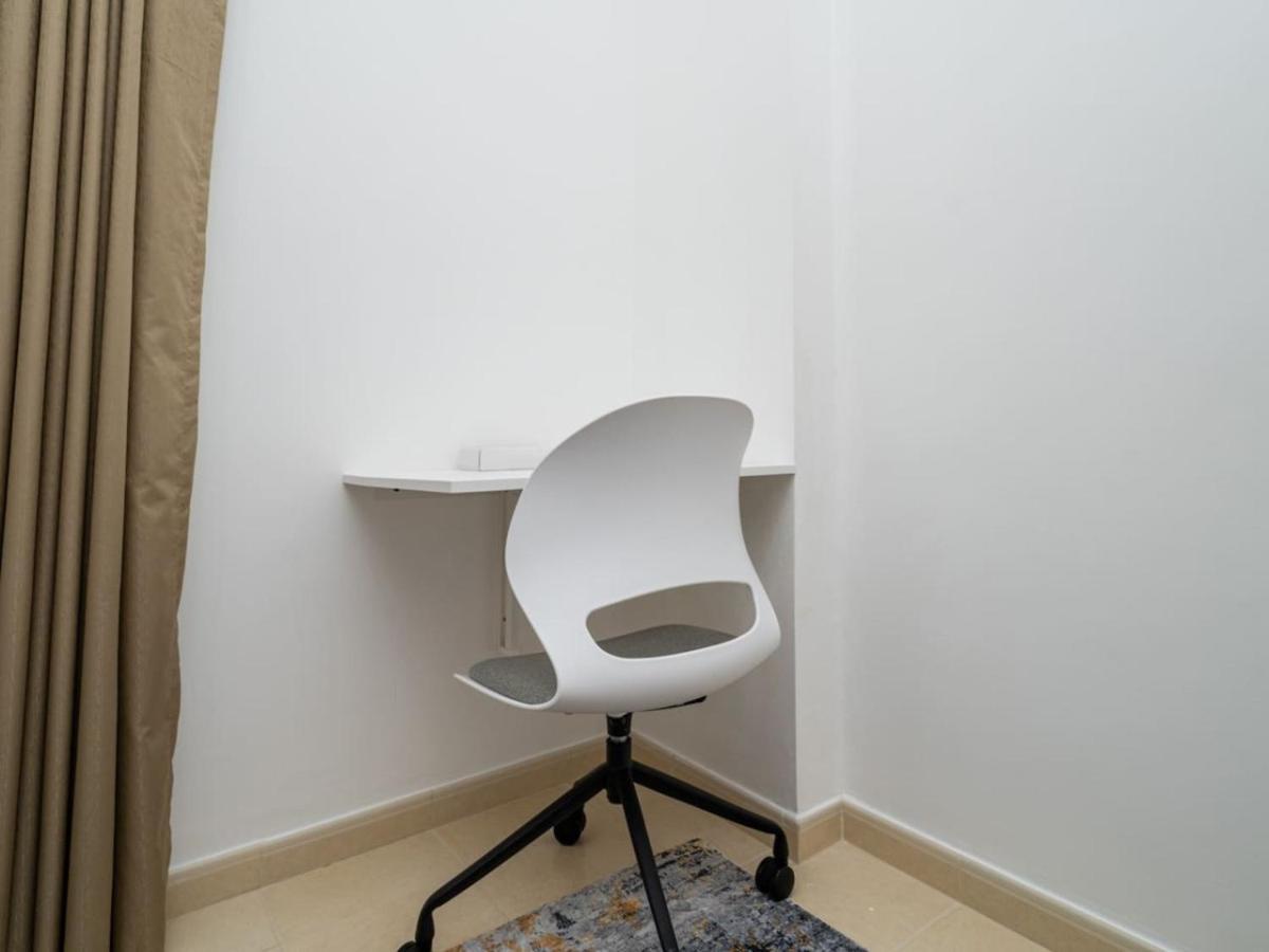 Stylish 1 Bed Retreat In Jvcs Autumn Community Apartment *