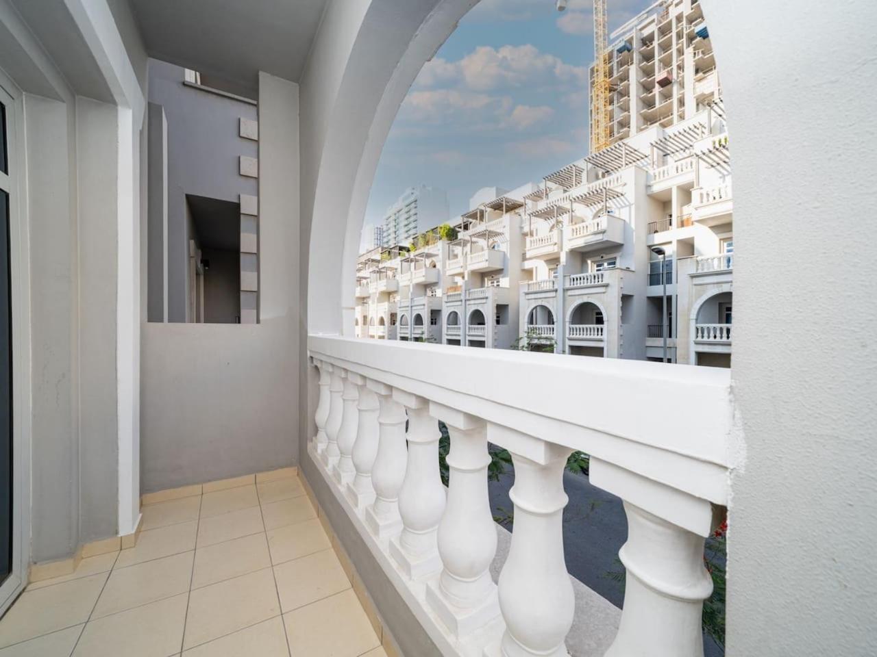 Stylish 1 Bed Retreat In Jvcs Autumn Community Apartment *
