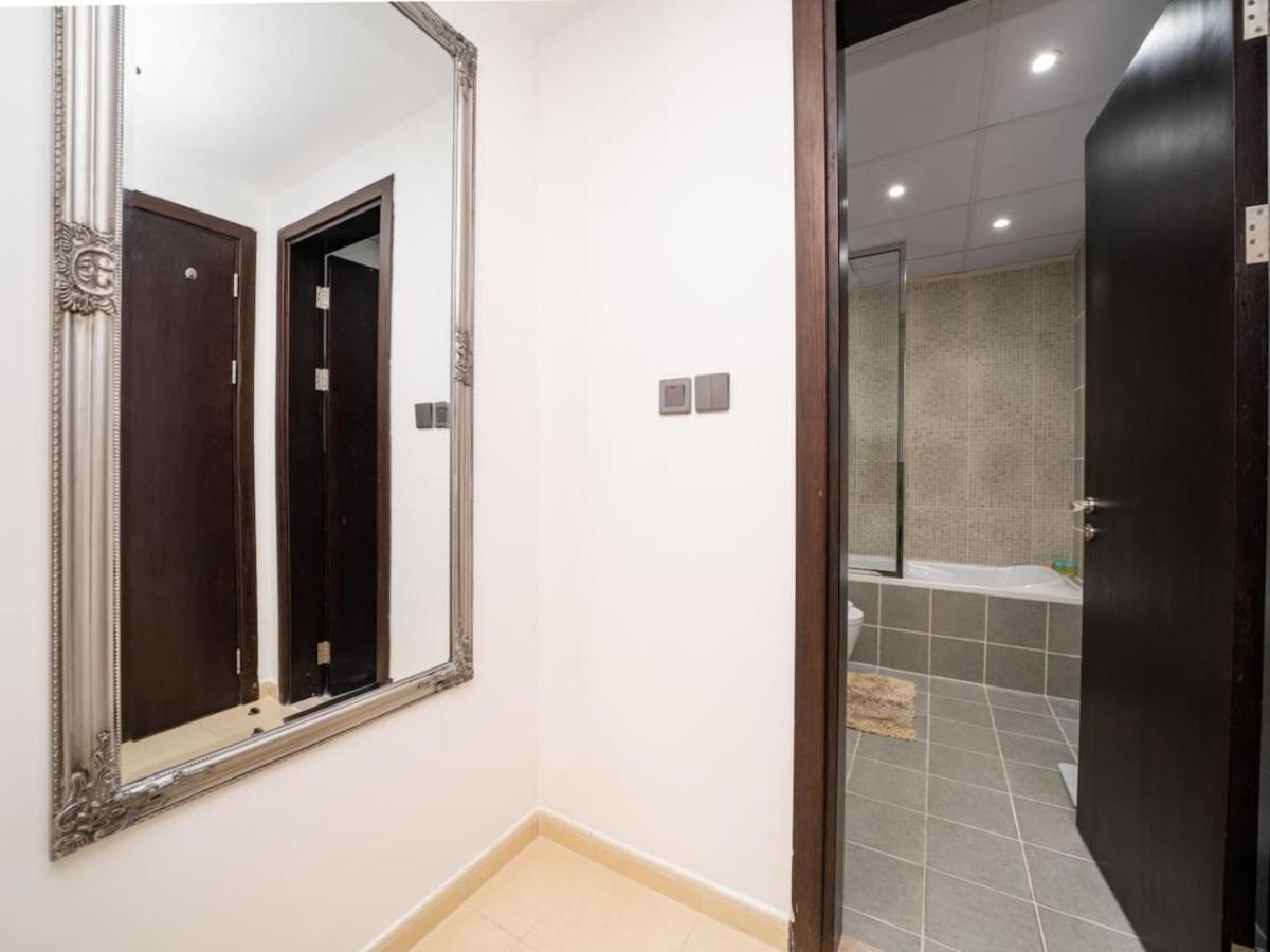Apartment Stylish 1 Bed Retreat In Jvcs Autumn Community