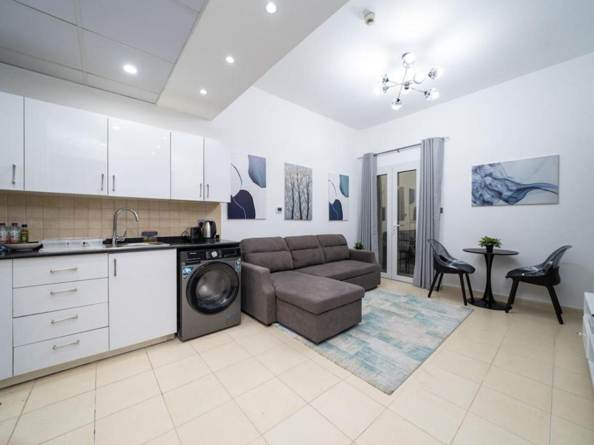 Stylish 1 Bed Retreat In Jvcs Autumn Community Apartment