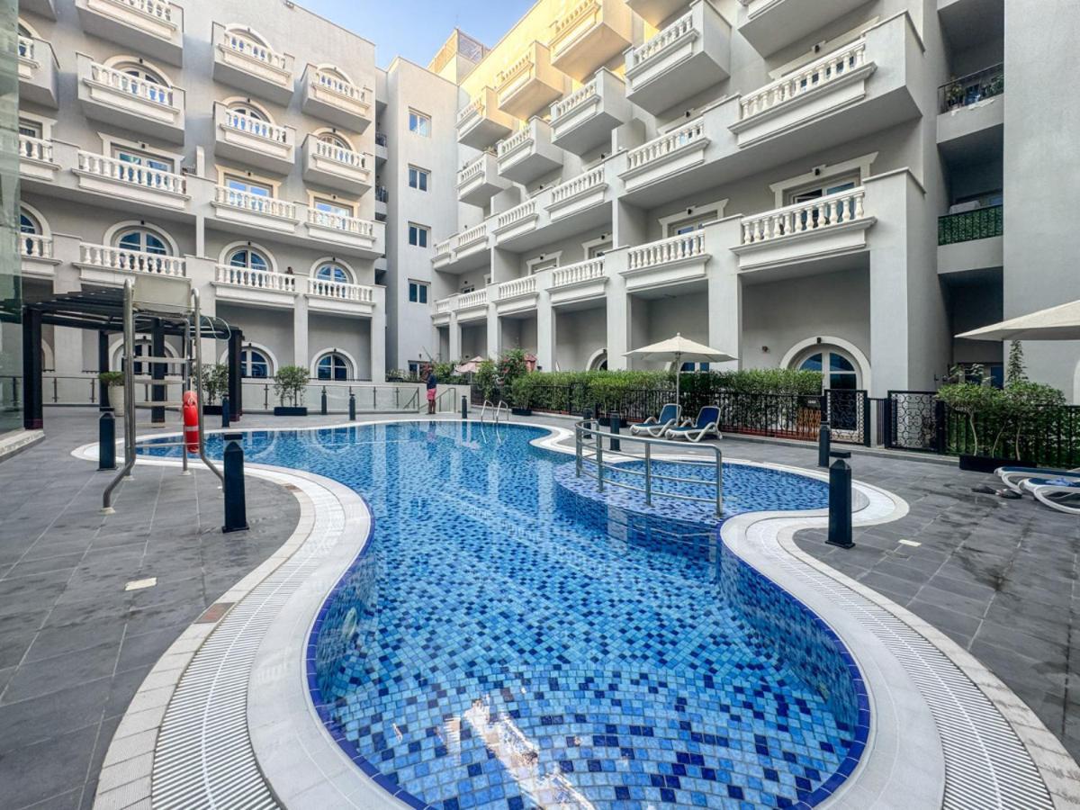 Apartment Stylish 1 Bed Retreat In Jvcs Autumn Community